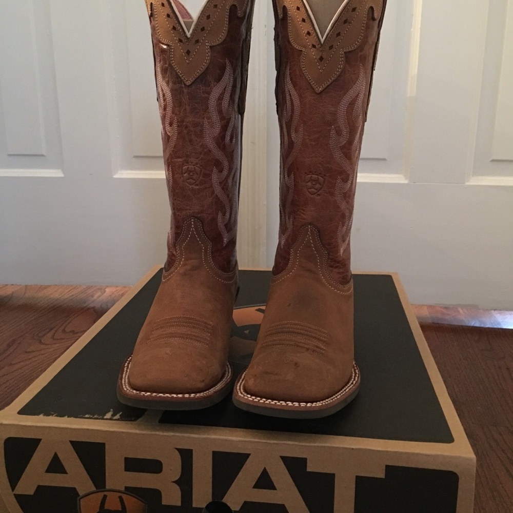 Women’s 8 Ariat boots *New in Box*